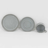 デンマークを代表するデザイナー、イェンス・H・クイストゴーによる「Cordial(コーディアル)」シリーズのヴィンテージ・トリオセット(ティーカップ、ソーサー、プレート)です。1960年代にKronjydenから制作が始まったシリーズは、その後Nissen、Bing&Grondahlと引き継がれ長く愛されたシリーズとなりました。淡いグレーのストーンウェアにハートを連想させる繊細な型押し模様が施されており、デンマークではスウェーデンやフィンランドの陶器メーカーと並んで今でも非常に人気のある商品となります。