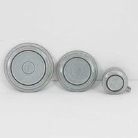 デンマークを代表するデザイナー、イェンス・H・クイストゴーによる「Cordial(コーディアル)」シリーズのヴィンテージ・トリオセット(ティーカップ、ソーサー、プレート)です。1960年代にKronjydenから制作が始まったシリーズは、その後Nissen、Bing&Grondahlと引き継がれ長く愛されたシリーズとなりました。淡いグレーのストーンウェアにハートを連想させる繊細な型押し模様が施されており、デンマークではスウェーデンやフィンランドの陶器メーカーと並んで今でも非常に人気のある商品となります。