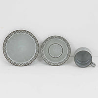 デンマークを代表するデザイナー、イェンス・H・クイストゴーによる「Cordial(コーディアル)」シリーズのヴィンテージ・トリオセット(ティーカップ、ソーサー、プレート)です。1960年代にKronjydenから制作が始まったシリーズは、その後Nissen、Bing&Grondahlと引き継がれ長く愛されたシリーズとなりました。淡いグレーのストーンウェアにハートを連想させる繊細な型押し模様が施されており、デンマークではスウェーデンやフィンランドの陶器メーカーと並んで今でも非常に人気のある商品となります。