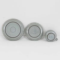 デンマークを代表するデザイナー、イェンス・H・クイストゴーによる「Cordial(コーディアル)」シリーズのヴィンテージ・トリオセット(ティーカップ、ソーサー、プレート)です。1960年代にKronjydenから制作が始まったシリーズは、その後Nissen、Bing&Grondahlと引き継がれ長く愛されたシリーズとなりました。淡いグレーのストーンウェアにハートを連想させる繊細な型押し模様が施されており、デンマークではスウェーデンやフィンランドの陶器メーカーと並んで今でも非常に人気のある商品となります。