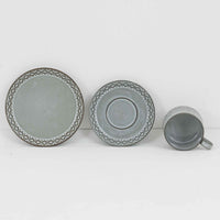 デンマークを代表するデザイナー、イェンス・H・クイストゴーによる「Cordial(コーディアル)」シリーズのヴィンテージ・トリオセット(ティーカップ、ソーサー、プレート)です。1960年代にKronjydenから制作が始まったシリーズは、その後Nissen、Bing&Grondahlと引き継がれ長く愛されたシリーズとなりました。淡いグレーのストーンウェアにハートを連想させる繊細な型押し模様が施されており、デンマークではスウェーデンやフィンランドの陶器メーカーと並んで今でも非常に人気のある商品となります。