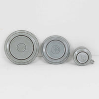 デンマークを代表するデザイナー、イェンス・H・クイストゴーによる「Cordial(コーディアル)」シリーズのヴィンテージ・トリオセット(ティーカップ、ソーサー、プレート)です。1960年代にKronjydenから制作が始まったシリーズは、その後Nissen、Bing&Grondahlと引き継がれ長く愛されたシリーズとなりました。淡いグレーのストーンウェアにハートを連想させる繊細な型押し模様が施されており、デンマークではスウェーデンやフィンランドの陶器メーカーと並んで今でも非常に人気のある商品となります。