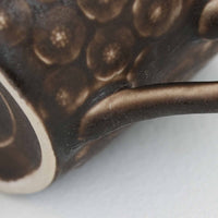 デンマークを代表するデザイナー、イェンス・H・クイストゴーによる「Azur(アズール)」シリーズのヴィンテージカッププ&ソーサーです。1960年代にKronjydenから制作が始まったシリーズは、その後Nissen、Bing&Grondahlと引き継がれ長く愛されたシリーズとなりました。落ち着いたブラウンとプラム色の繊細なフラワーレリーフが施されたストーンウェアは、自然の美しさを食卓にそっと運びます。特にAzurシリーズはヴィンテージ市場でも流通量が極めて少なく高価な逸品となります。