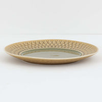 デンマークを代表するデザイナー、イェンス・H・クイストゴーによる「Relief(レリーフ)」シリーズのプレートです。一面に施されたレリーフ装飾が、自然の息吹を感じさせます。デンマークではスウェーデンやフィンランドの陶器メーカーと並んで今でも非常に人気のある商品となります。