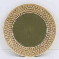 デンマークを代表するデザイナー、イェンス・H・クイストゴーによる「Relief(レリーフ)」シリーズのプレートです。一面に施されたレリーフ装飾が、自然の息吹を感じさせます。デンマークではスウェーデンやフィンランドの陶器メーカーと並んで今でも非常に人気のある商品となります。