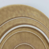 デンマークを代表するデザイナー、イェンス・H・クイストゴーによる「Relief(レリーフ)」シリーズのプレートです。一面に施されたレリーフ装飾が、自然の息吹を感じさせます。デンマークではスウェーデンやフィンランドの陶器メーカーと並んで今でも非常に人気のある商品となります。