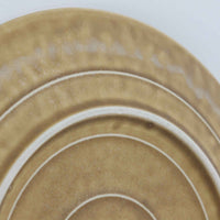 デンマークを代表するデザイナー、イェンス・H・クイストゴーによる「Relief(レリーフ)」シリーズのプレートです。一面に施されたレリーフ装飾が、自然の息吹を感じさせます。デンマークではスウェーデンやフィンランドの陶器メーカーと並んで今でも非常に人気のある商品となります。