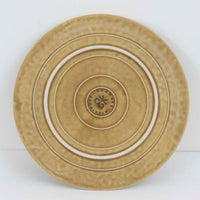 デンマークを代表するデザイナー、イェンス・H・クイストゴーによる「Relief(レリーフ)」シリーズのプレートです。一面に施されたレリーフ装飾が、自然の息吹を感じさせます。デンマークではスウェーデンやフィンランドの陶器メーカーと並んで今でも非常に人気のある商品となります。