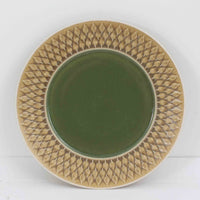 デンマークを代表するデザイナー、イェンス・H・クイストゴーによる「Relief(レリーフ)」シリーズのプレートです。一面に施されたレリーフ装飾が、自然の息吹を感じさせます。デンマークではスウェーデンやフィンランドの陶器メーカーと並んで今でも非常に人気のある商品となります。