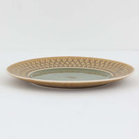 デンマークを代表するデザイナー、イェンス・H・クイストゴーによる「Relief(レリーフ)」シリーズのプレートです。一面に施されたレリーフ装飾が、自然の息吹を感じさせます。デンマークではスウェーデンやフィンランドの陶器メーカーと並んで今でも非常に人気のある商品となります。