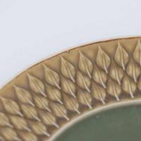 デンマークを代表するデザイナー、イェンス・H・クイストゴーによる「Relief(レリーフ)」シリーズのプレートです。一面に施されたレリーフ装飾が、自然の息吹を感じさせます。デンマークではスウェーデンやフィンランドの陶器メーカーと並んで今でも非常に人気のある商品となります。