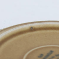 デンマークを代表するデザイナー、イェンス・H・クイストゴーによる「Relief(レリーフ)」シリーズのヴィンテージカップ&ソーサーです。マットなベージュ釉薬に丹念に浮かび上がる葉や木々の〈レリーフ〉装飾が印象的です。素朴で温もりある厚みのあるフォルムは、北欧の静かな森の風景を感じさせます。デンマークではスウェーデンやフィンランドの陶器メーカーと並んで今でも非常に人気のある商品となります。