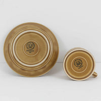 デンマークを代表するデザイナー、イェンス・H・クイストゴーによる「Relief(レリーフ)」シリーズのヴィンテージカップ&ソーサーです。マットなベージュ釉薬に丹念に浮かび上がる葉や木々の〈レリーフ〉装飾が印象的です。素朴で温もりある厚みのあるフォルムは、北欧の静かな森の風景を感じさせます。デンマークではスウェーデンやフィンランドの陶器メーカーと並んで今でも非常に人気のある商品となります。