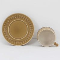 デンマークを代表するデザイナー、イェンス・H・クイストゴーによる「Relief(レリーフ)」シリーズのヴィンテージカップ&ソーサーです。マットなベージュ釉薬に丹念に浮かび上がる葉や木々の〈レリーフ〉装飾が印象的です。素朴で温もりある厚みのあるフォルムは、北欧の静かな森の風景を感じさせます。デンマークではスウェーデンやフィンランドの陶器メーカーと並んで今でも非常に人気のある商品となります。