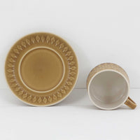 デンマークを代表するデザイナー、イェンス・H・クイストゴーによる「Relief(レリーフ)」シリーズのヴィンテージカップ&ソーサーです。マットなベージュ釉薬に丹念に浮かび上がる葉や木々の〈レリーフ〉装飾が印象的です。素朴で温もりある厚みのあるフォルムは、北欧の静かな森の風景を感じさせます。デンマークではスウェーデンやフィンランドの陶器メーカーと並んで今でも非常に人気のある商品となります。