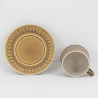 デンマークを代表するデザイナー、イェンス・H・クイストゴーによる「Relief(レリーフ)」シリーズのヴィンテージカップ&ソーサーです。マットなベージュ釉薬に丹念に浮かび上がる葉や木々の〈レリーフ〉装飾が印象的です。素朴で温もりある厚みのあるフォルムは、北欧の静かな森の風景を感じさせます。デンマークではスウェーデンやフィンランドの陶器メーカーと並んで今でも非常に人気のある商品となります。