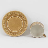 デンマークを代表するデザイナー、イェンス・H・クイストゴーによる「Relief(レリーフ)」シリーズのヴィンテージカップ&ソーサーです。マットなベージュ釉薬に丹念に浮かび上がる葉や木々の〈レリーフ〉装飾が印象的です。素朴で温もりある厚みのあるフォルムは、北欧の静かな森の風景を感じさせます。デンマークではスウェーデンやフィンランドの陶器メーカーと並んで今でも非常に人気のある商品となります。