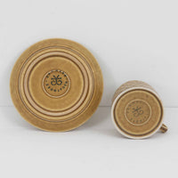 デンマークを代表するデザイナー、イェンス・H・クイストゴーによる「Relief(レリーフ)」シリーズのヴィンテージカップ&ソーサーです。マットなベージュ釉薬に丹念に浮かび上がる葉や木々の〈レリーフ〉装飾が印象的です。素朴で温もりある厚みのあるフォルムは、北欧の静かな森の風景を感じさせます。デンマークではスウェーデンやフィンランドの陶器メーカーと並んで今でも非常に人気のある商品となります。