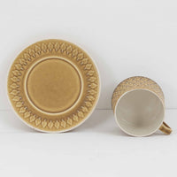 デンマークを代表するデザイナー、イェンス・H・クイストゴーによる「Relief(レリーフ)」シリーズのヴィンテージカップ&ソーサーです。マットなベージュ釉薬に丹念に浮かび上がる葉や木々の〈レリーフ〉装飾が印象的です。素朴で温もりある厚みのあるフォルムは、北欧の静かな森の風景を感じさせます。デンマークではスウェーデンやフィンランドの陶器メーカーと並んで今でも非常に人気のある商品となります。