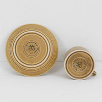 デンマークを代表するデザイナー、イェンス・H・クイストゴーによる「Relief(レリーフ)」シリーズのヴィンテージカップ&ソーサーです。マットなベージュ釉薬に丹念に浮かび上がる葉や木々の〈レリーフ〉装飾が印象的です。素朴で温もりある厚みのあるフォルムは、北欧の静かな森の風景を感じさせます。デンマークではスウェーデンやフィンランドの陶器メーカーと並んで今でも非常に人気のある商品となります。