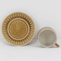 デンマークを代表するデザイナー、イェンス・H・クイストゴーによる「Relief(レリーフ)」シリーズのヴィンテージカップ&ソーサーです。マットなベージュ釉薬に丹念に浮かび上がる葉や木々の〈レリーフ〉装飾が印象的です。素朴で温もりある厚みのあるフォルムは、北欧の静かな森の風景を感じさせます。デンマークではスウェーデンやフィンランドの陶器メーカーと並んで今でも非常に人気のある商品となります。