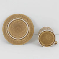 デンマークを代表するデザイナー、イェンス・H・クイストゴーによる「Relief(レリーフ)」シリーズのヴィンテージカップ&ソーサーです。マットなベージュ釉薬に丹念に浮かび上がる葉や木々の〈レリーフ〉装飾が印象的です。素朴で温もりある厚みのあるフォルムは、北欧の静かな森の風景を感じさせます。デンマークではスウェーデンやフィンランドの陶器メーカーと並んで今でも非常に人気のある商品となります。