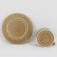 デンマークを代表するデザイナー、イェンス・H・クイストゴーによる「Relief(レリーフ)」シリーズのヴィンテージカップ&ソーサーです。マットなベージュ釉薬に丹念に浮かび上がる葉や木々の〈レリーフ〉装飾が印象的です。素朴で温もりある厚みのあるフォルムは、北欧の静かな森の風景を感じさせます。デンマークではスウェーデンやフィンランドの陶器メーカーと並んで今でも非常に人気のある商品となります。