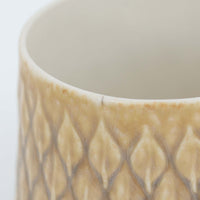 デンマークを代表するデザイナー、イェンス・H・クイストゴーによる「Relief(レリーフ)」シリーズのヴィンテージカップ&ソーサーです。マットなベージュ釉薬に丹念に浮かび上がる葉や木々の〈レリーフ〉装飾が印象的です。素朴で温もりある厚みのあるフォルムは、北欧の静かな森の風景を感じさせます。デンマークではスウェーデンやフィンランドの陶器メーカーと並んで今でも非常に人気のある商品となります。