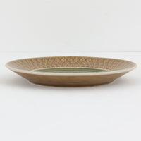 デンマークを代表するデザイナー、イェンス・H・クイストゴーによる「Relief(レリーフ)」シリーズのプレートです。一面に施されたレリーフ装飾が、自然の息吹を感じさせます。デンマークではスウェーデンやフィンランドの陶器メーカーと並んで今でも非常に人気のある商品となります。