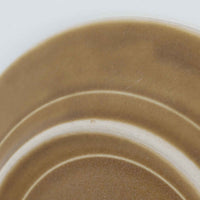 デンマークを代表するデザイナー、イェンス・H・クイストゴーによる「Relief(レリーフ)」シリーズのプレートです。一面に施されたレリーフ装飾が、自然の息吹を感じさせます。デンマークではスウェーデンやフィンランドの陶器メーカーと並んで今でも非常に人気のある商品となります。