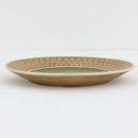 デンマークを代表するデザイナー、イェンス・H・クイストゴーによる「Relief(レリーフ)」シリーズのプレートです。一面に施されたレリーフ装飾が、自然の息吹を感じさせます。デンマークではスウェーデンやフィンランドの陶器メーカーと並んで今でも非常に人気のある商品となります。