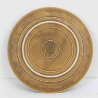 デンマークを代表するデザイナー、イェンス・H・クイストゴーによる「Relief(レリーフ)」シリーズのプレートです。一面に施されたレリーフ装飾が、自然の息吹を感じさせます。デンマークではスウェーデンやフィンランドの陶器メーカーと並んで今でも非常に人気のある商品となります。