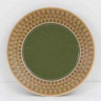 デンマークを代表するデザイナー、イェンス・H・クイストゴーによる「Relief(レリーフ)」シリーズのプレートです。一面に施されたレリーフ装飾が、自然の息吹を感じさせます。デンマークではスウェーデンやフィンランドの陶器メーカーと並んで今でも非常に人気のある商品となります。