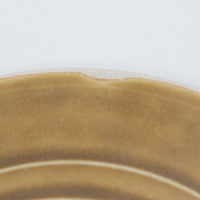 デンマークを代表するデザイナー、イェンス・H・クイストゴーによる「Relief(レリーフ)」シリーズのプレートです。一面に施されたレリーフ装飾が、自然の息吹を感じさせます。デンマークではスウェーデンやフィンランドの陶器メーカーと並んで今でも非常に人気のある商品となります。