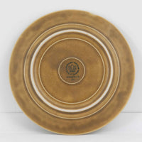 デンマークを代表するデザイナー、イェンス・H・クイストゴーによる「Relief(レリーフ)」シリーズのプレートです。一面に施されたレリーフ装飾が、自然の息吹を感じさせます。デンマークではスウェーデンやフィンランドの陶器メーカーと並んで今でも非常に人気のある商品となります。