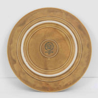 デンマークを代表するデザイナー、イェンス・H・クイストゴーによる「Relief(レリーフ)」シリーズのプレートです。一面に施されたレリーフ装飾が、自然の息吹を感じさせます。デンマークではスウェーデンやフィンランドの陶器メーカーと並んで今でも非常に人気のある商品となります。