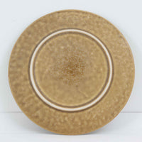 デンマークを代表するデザイナー、イェンス・H・クイストゴーによる「Relief(レリーフ)」シリーズのプレートです。一面に施されたレリーフ装飾が、自然の息吹を感じさせます。デンマークではスウェーデンやフィンランドの陶器メーカーと並んで今でも非常に人気のある商品となります。