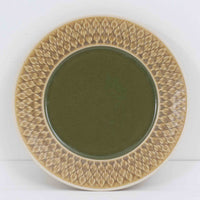 デンマークを代表するデザイナー、イェンス・H・クイストゴーによる「Relief(レリーフ)」シリーズのプレートです。一面に施されたレリーフ装飾が、自然の息吹を感じさせます。デンマークではスウェーデンやフィンランドの陶器メーカーと並んで今でも非常に人気のある商品となります。