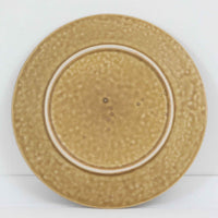 デンマークを代表するデザイナー、イェンス・H・クイストゴーによる「Relief(レリーフ)」シリーズのプレートです。一面に施されたレリーフ装飾が、自然の息吹を感じさせます。デンマークではスウェーデンやフィンランドの陶器メーカーと並んで今でも非常に人気のある商品となります。