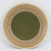 デンマークを代表するデザイナー、イェンス・H・クイストゴーによる「Relief(レリーフ)」シリーズのプレートです。一面に施されたレリーフ装飾が、自然の息吹を感じさせます。デンマークではスウェーデンやフィンランドの陶器メーカーと並んで今でも非常に人気のある商品となります。