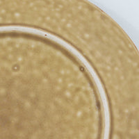 デンマークを代表するデザイナー、イェンス・H・クイストゴーによる「Relief(レリーフ)」シリーズのプレートです。一面に施されたレリーフ装飾が、自然の息吹を感じさせます。デンマークではスウェーデンやフィンランドの陶器メーカーと並んで今でも非常に人気のある商品となります。