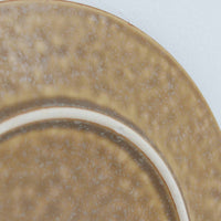 デンマークを代表するデザイナー、イェンス・H・クイストゴーによる「Relief(レリーフ)」シリーズのプレートです。一面に施されたレリーフ装飾が、自然の息吹を感じさせます。デンマークではスウェーデンやフィンランドの陶器メーカーと並んで今でも非常に人気のある商品となります。