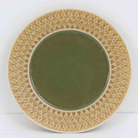 デンマークを代表するデザイナー、イェンス・H・クイストゴーによる「Relief(レリーフ)」シリーズのプレートです。一面に施されたレリーフ装飾が、自然の息吹を感じさせます。デンマークではスウェーデンやフィンランドの陶器メーカーと並んで今でも非常に人気のある商品となります。