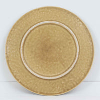 デンマークを代表するデザイナー、イェンス・H・クイストゴーによる「Relief(レリーフ)」シリーズのプレートです。一面に施されたレリーフ装飾が、自然の息吹を感じさせます。デンマークではスウェーデンやフィンランドの陶器メーカーと並んで今でも非常に人気のある商品となります。