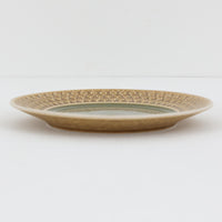 デンマークを代表するデザイナー、イェンス・H・クイストゴーによる「Relief(レリーフ)」シリーズのプレートです。一面に施されたレリーフ装飾が、自然の息吹を感じさせます。デンマークではスウェーデンやフィンランドの陶器メーカーと並んで今でも非常に人気のある商品となります。