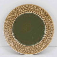 デンマークを代表するデザイナー、イェンス・H・クイストゴーによる「Relief(レリーフ)」シリーズのプレートです。一面に施されたレリーフ装飾が、自然の息吹を感じさせます。デンマークではスウェーデンやフィンランドの陶器メーカーと並んで今でも非常に人気のある商品となります。