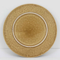 デンマークを代表するデザイナー、イェンス・H・クイストゴーによる「Relief(レリーフ)」シリーズのプレートです。一面に施されたレリーフ装飾が、自然の息吹を感じさせます。デンマークではスウェーデンやフィンランドの陶器メーカーと並んで今でも非常に人気のある商品となります。