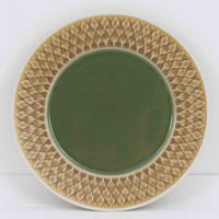 デンマークを代表するデザイナー、イェンス・H・クイストゴーによる「Relief(レリーフ)」シリーズのプレートです。一面に施されたレリーフ装飾が、自然の息吹を感じさせます。デンマークではスウェーデンやフィンランドの陶器メーカーと並んで今でも非常に人気のある商品となります。