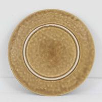 デンマークを代表するデザイナー、イェンス・H・クイストゴーによる「Relief(レリーフ)」シリーズのプレートです。一面に施されたレリーフ装飾が、自然の息吹を感じさせます。デンマークではスウェーデンやフィンランドの陶器メーカーと並んで今でも非常に人気のある商品となります。