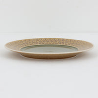 デンマークを代表するデザイナー、イェンス・H・クイストゴーによる「Relief(レリーフ)」シリーズのプレートです。一面に施されたレリーフ装飾が、自然の息吹を感じさせます。デンマークではスウェーデンやフィンランドの陶器メーカーと並んで今でも非常に人気のある商品となります。